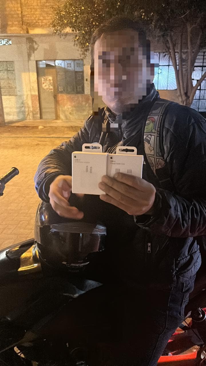 Cliente con sus accesorios recibidos