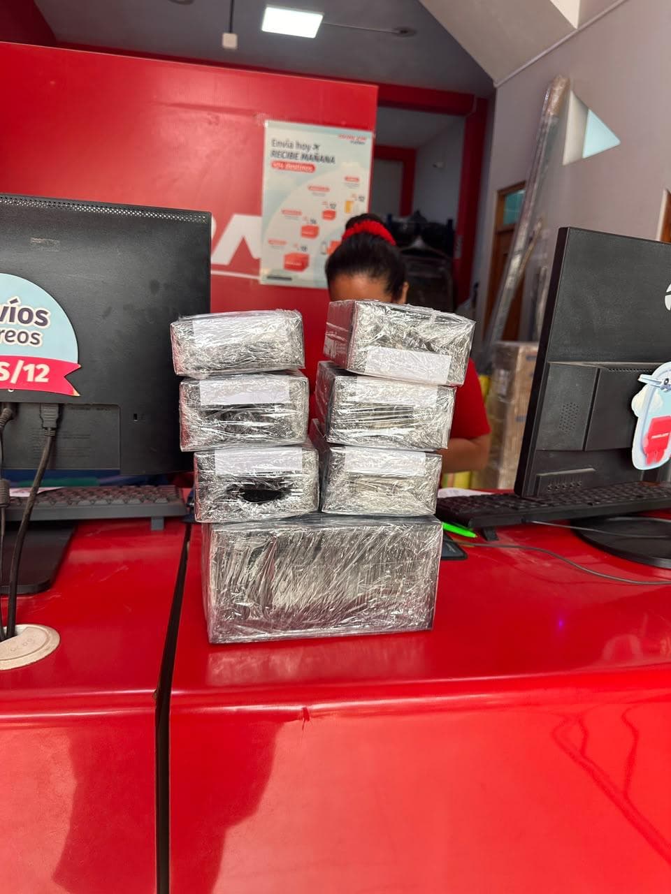 Productos embalados en el mostrador de una agencia de envíos