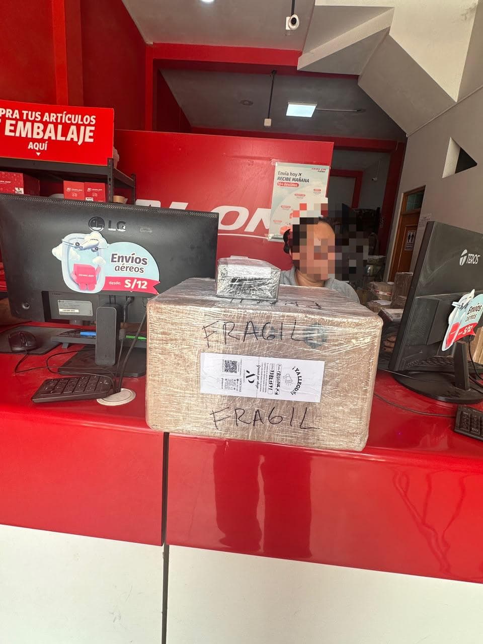 Caja grande embalada y señalizada como frágil