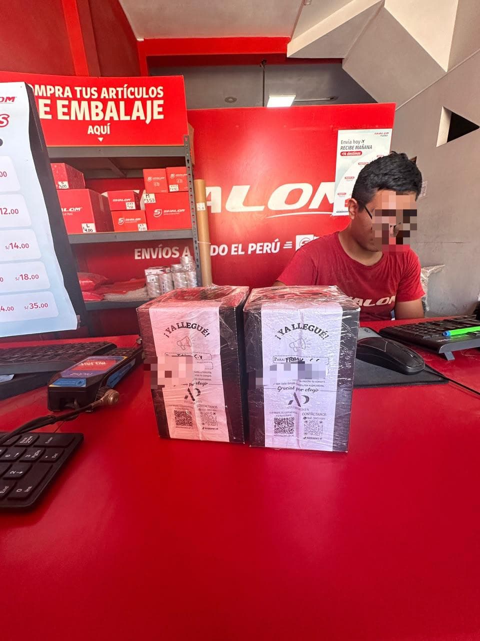 Dos paquetes protegidos y etiquetados en una agencia
