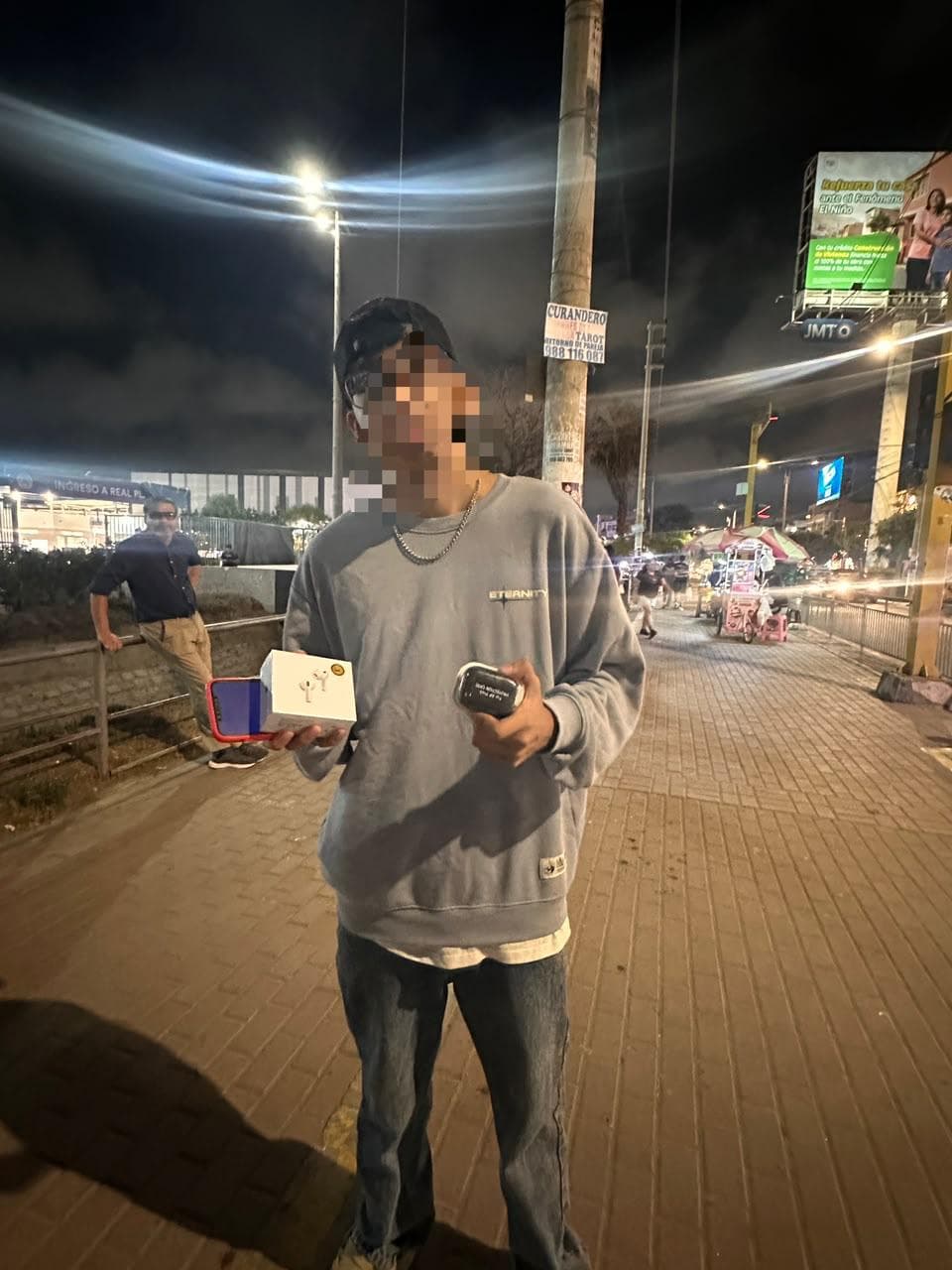 Cliente mostrando sus audífonos en una entrega nocturna